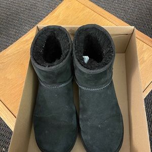 Black Classic Mini II Ugg size 8
